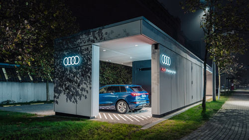 Geparkter Audi vor einem Gebäude in der Nacht