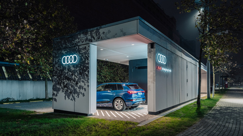 Geparkter Audi vor einem Gebäude in der Nacht