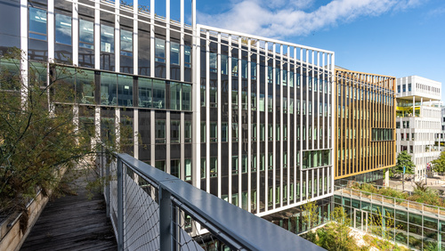 Hamo Grand bâtiment de bureau de 6 étages vu de la cour intérieure d'une terrasse