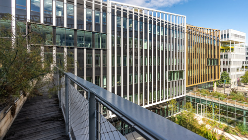 Grand bâtiment de bureau de 6 étages vu de la cour intérieure d'une terrasse