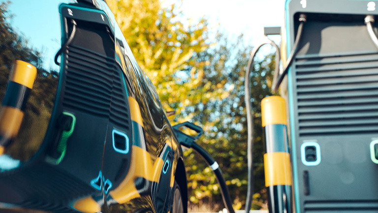 E-Mobilität: Zukunft oder Sackgasse? Ladesäule, an der ein Elektroauto zum Laden steht
