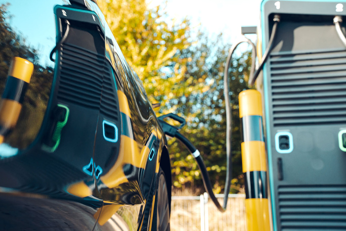 E-Mobilität: Zukunft oder Sackgasse? Ladesäule, an der ein Elektroauto zum Laden steht